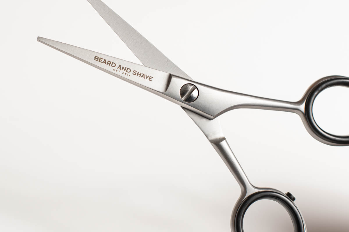Moodbild Bartschere traditional vor weißem Hintergrund